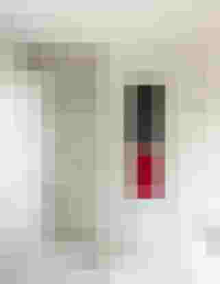 Modernes Bad mit Designheizkörper, rotem Handtuch, effizienter Energietechnik und Tageslicht