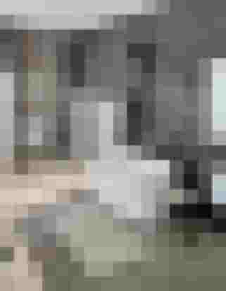 Modernes Bad mit freistehender Wanne, Designheizkörper, Hexagon-Fliesen, energieeffizient