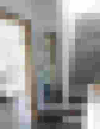 Heller Flur mit moderner Elektrotechnik, Designheizkörper und dekorativer Smart-Home-Ausstattung