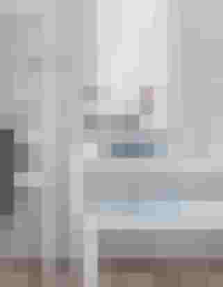 Modernes Bad mit Designheizkörper, hellen Möbeln und Handtüchern, intelligente Heiztechnik